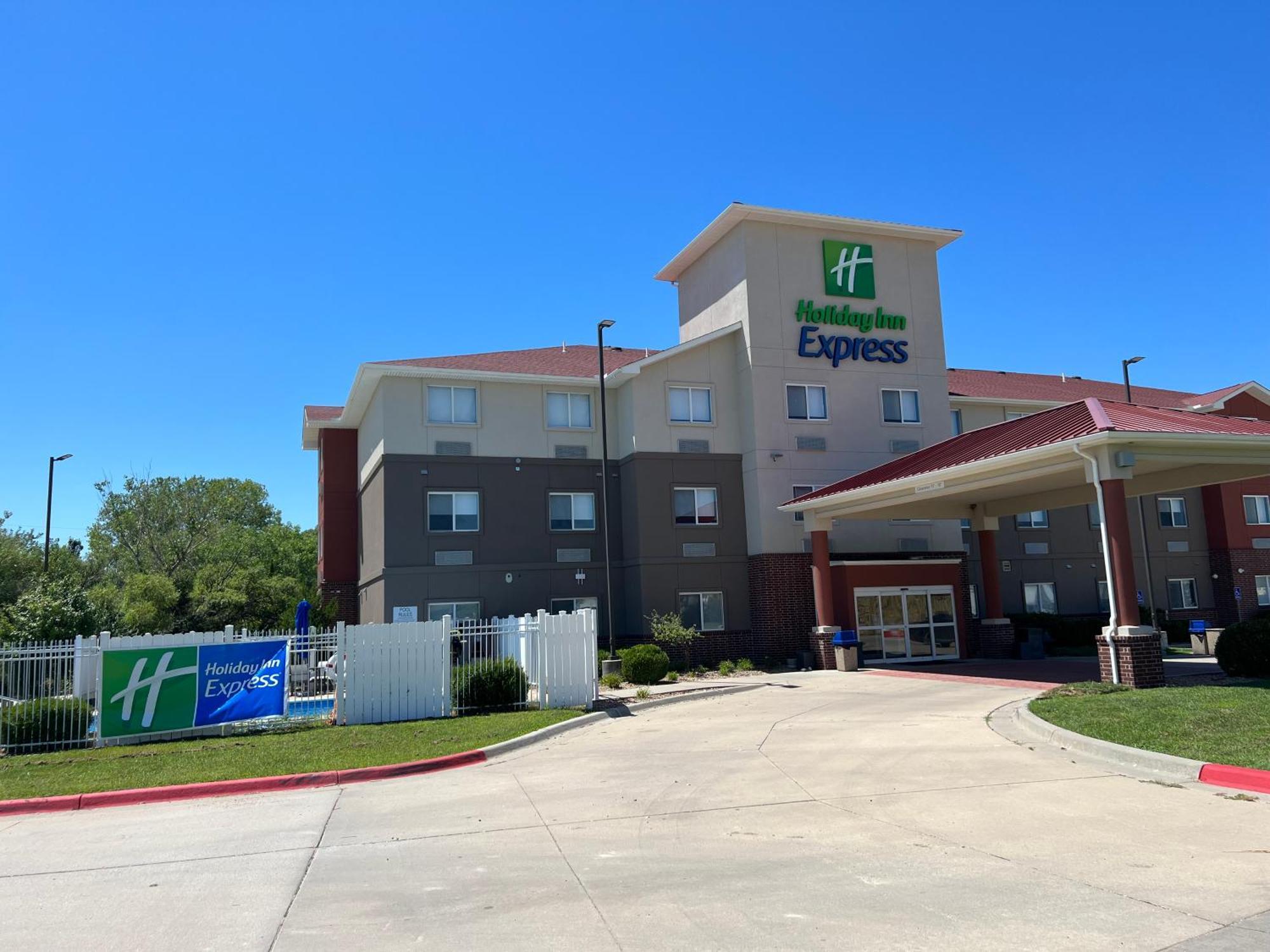 Holiday Inn Express - Wichita North - Park City By Ihg Exterior photo