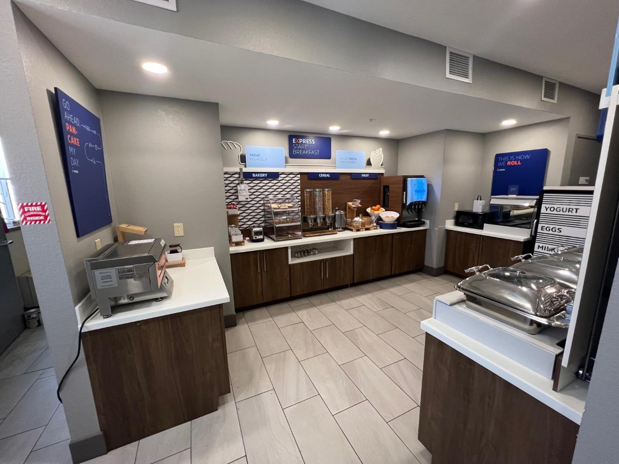 Holiday Inn Express - Wichita North - Park City By Ihg Exterior photo